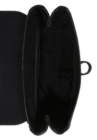 Czarna tkaninowa saszetka z zamkiem błyskawicznym, z gładką podszewką wewnętrzną i małym uchwytem po bokach dla łatwego przenoszenia.