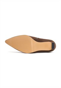 Scarpa in camoscio marrone con punta affusolata, suola liscia color sabbia, tacco texturizzato e sottili dettagli di cucitura nella zona del vamp.