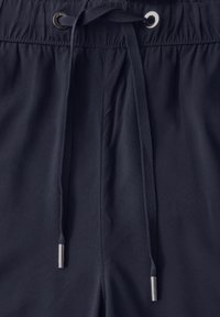 Marina stretchshorts med elastisk midja och dragsko, metallöglor och slät tygtextur.