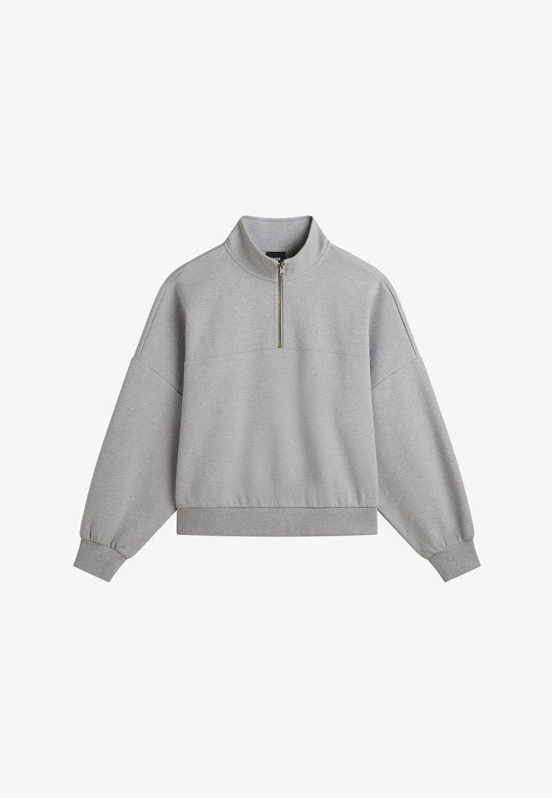 Sweat-shirt léger gris clair avec un col haut et une fermeture éclair mi-hauteur. Présente des manches larges, une taille ajustée et une texture lisse.