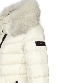 Giacca a vento color crema con cappuccio in pelliccia sintetica. Presenta un design trapuntato, chiusura con zip e una toppa nera con logo rosso sulla manica.