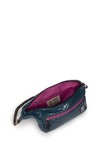 Bolso de cuero sintético en color verde azulado con un interior rosa, que cuenta con un bolsillo frontal con cremallera y una correa de cadena. Etiquetado con información del producto en su interior.