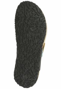 Suola di scarpa in gomma nera con un motivo testurizzato di forme angolari. Il bordo presenta un margine marrone chiaro per un contrasto aggiuntivo.
