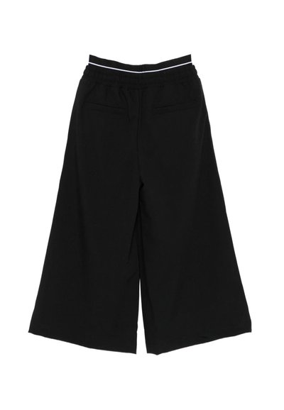 Pantalons larges noirs en tissu doux, dotés d'une taille élastique avec une bande blanche et de deux poches arrière.
