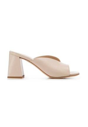 Mule beige con tacco aperto e punta affusolata, esterno in pelle liscia e tacco geometrico a blocco. Cuciture e dettagli di design minimi.