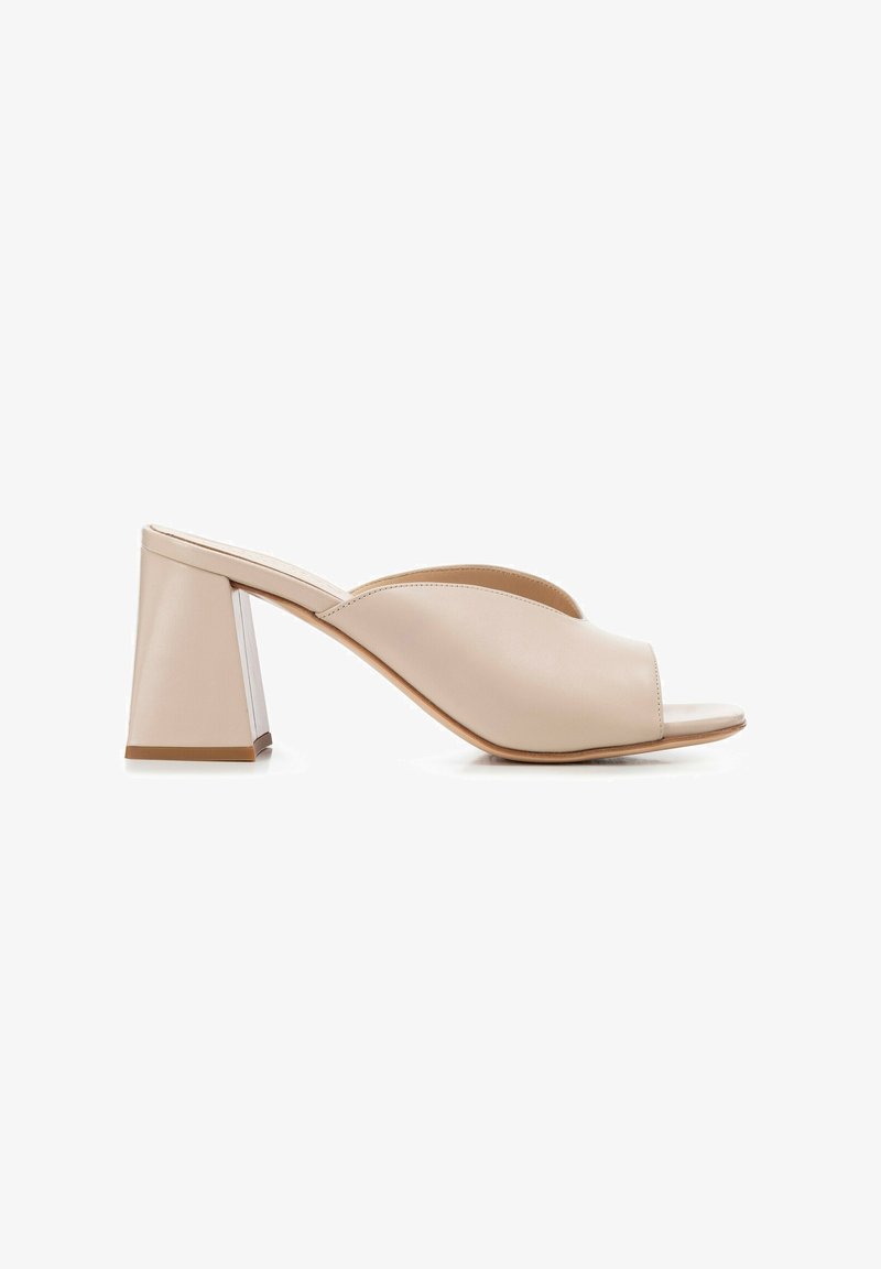 Mules à talons ouverts beige avec une forme pointue, un extérieur en cuir lisse et un talon bloc géométrique. Couture minimale et accents de design.