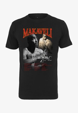 Zwarte t-shirt met korte mouwen met een grafisch ontwerp van een mannenfiguur en de teksten "MAKAVELI" en "2PAC," met songtitels in het rood en wit.