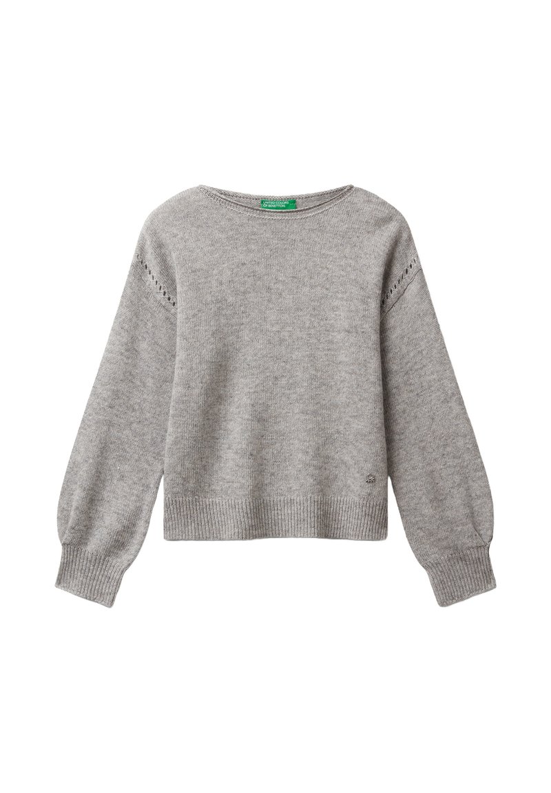 Szary sweter dzianinowy z szerokim dekoltem, długimi rękawami, ściągaczami na mankietach i dole. Posiada subtelne dziurkowane detale na ramionach.