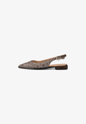 Bruine platte slingback-schoen met puntige neus, witte geometrische patronen en een decoratieve zilveren gesp op de verstelbare band.
