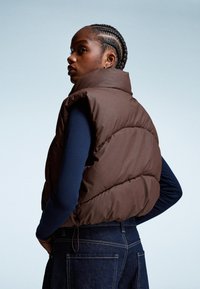 Bershka Strukirani kaput - brown