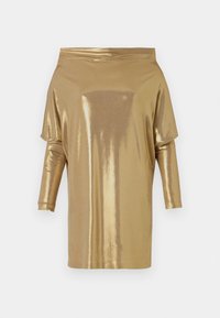 Zlata, off-the-shoulder bluzica narejena iz sijočega metalnega materiala. Ima dolge rokave in sproščen kroj, brez vidnih vzorcev ali dodatkov.