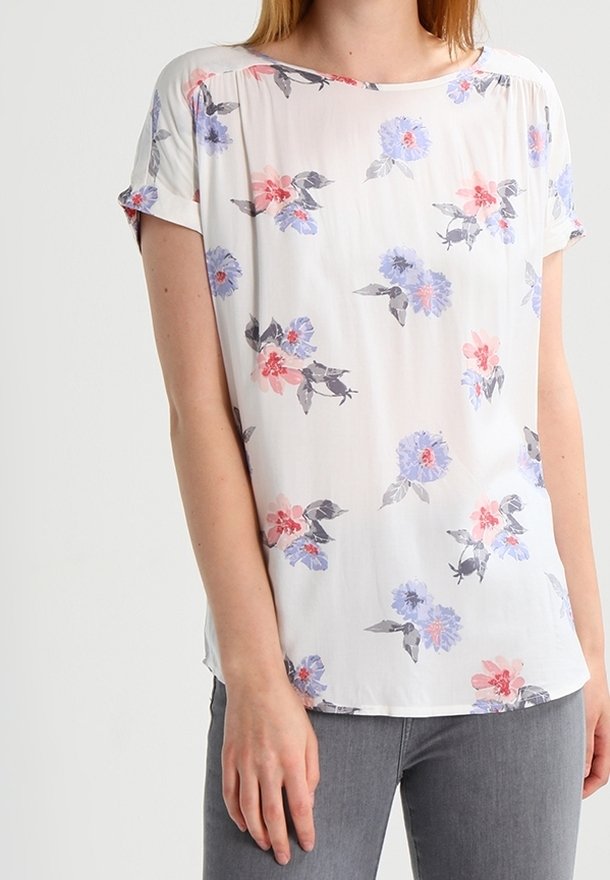 Blouse à manches courtes à motif floral ; tissu léger avec des fleurs aux couleurs pastel rose, bleu et gris ; coupe décontractée ; encolure ronde ; plis subtils aux épaules.