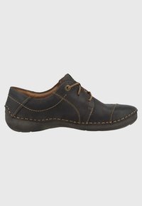 Scarpe in pelle marrone scuro con punta tonda, dettagli cuciti e design stringato. Fodera interna morbida e suola in gomma texturizzata.