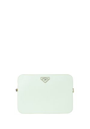Borsa a tracolla rettangolare bianca con minuteria dorata e una piccola targhetta triangolare con il logo "Marc Ellis" centrata vicino alla parte superiore.