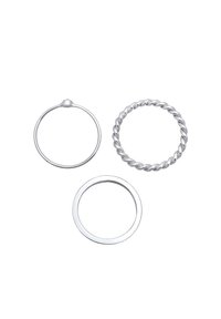 Set di tre anelli in argento: uno semplice, uno con design intrecciato e uno con bordo liscio. Tutti presentano superfici metalliche lucide.