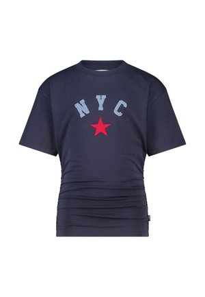 T-shirt à manches courtes bleu marine avec les lettres "NYC" en bleu clair et une étoile rouge centrée en dessous du texte à l'avant.