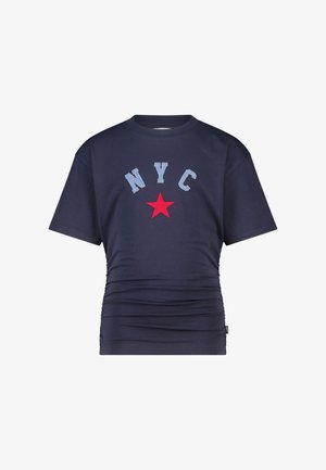 Camiseta de manga corta azul marino con letras "NYC" en azul claro y una estrella roja centrada debajo del texto en la parte delantera.
