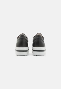 Gabor Comfort Sneakers basse - schwarz/gold