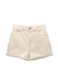 Pantalones cortos de mezclilla color crema con puños enrollados, cinco bolsillos y detalles de herrajes plateados, con un ajuste clásico y diseño de pierna recta.