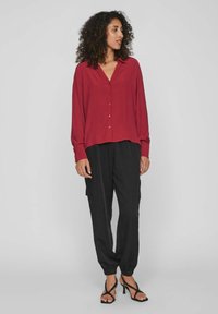 VILA V AUSSCHNITT - Blusa - beet red