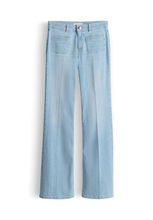 Jeans in denim azzurro chiaro con tasche applicate frontali, chiusura con bottoni, passanti per cintura e vestibilità a gamba dritta, mostrati distesi su sfondo bianco.
