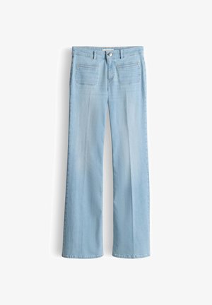 Lichtblauwe denim jeans met voorzakken, knoopsluiting, riemlussen en een rechte broekspijp, plat gelegd op een witte achtergrond.