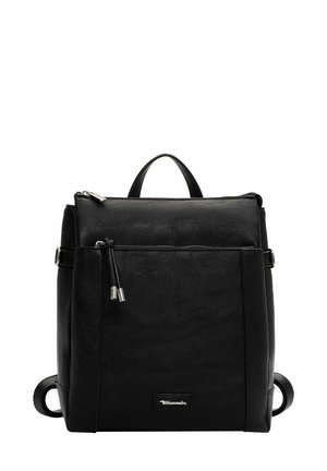 Zaino in pelle nera con finitura testurizzata, manico superiore e spallacci regolabili. Presenta una tasca frontale con zip e un design elegante.