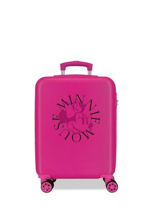 Maleta rígida de color rosa brillante con cuatro ruedas y asa, con un tenue rostro de Minnie Mouse y texto circular alrededor.