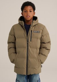 Olivgrön pufferjacka med huva, dragkedja framtill och sidofickor. Har en detalj i svart metall och quiltad textur.