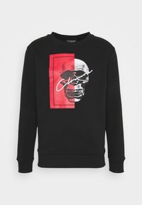 Felpa nera a maniche lunghe, con un design grafico di un teschio argentato su uno sfondo rettangolare rosso. Collo a giro e polsini a costine.