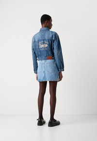 Tommy Jeans PLEATED TRUCKER JACKET  - Jeansjacke - denim medium