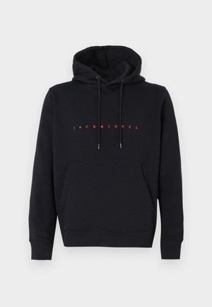 Sweatshirt à capuche noire avec poche kangourou à l'avant et texte orange "JACK & JONES" centré sur la poitrine, à plat sur fond blanc.