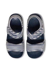 Sandały na paski w kolorze granatowym z białymi poziomymi paskami, z teksturowaną wkładką i regulowanym zapięciem na rzep.