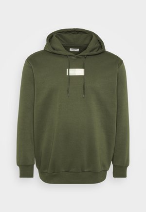 Sudadera verde oliva con bolsillo frontal, capucha ajustable con cordón y detalle de logo impreso en negro. Hecha de una tela suave y texturizada.