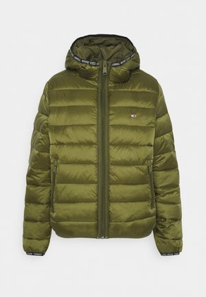 Veste matelassée à capuche vert olive, avec des coutures horizontales, une fermeture éclair sur le devant, deux poches zippées et un petit logo sur la poitrine, sur un fond uni.