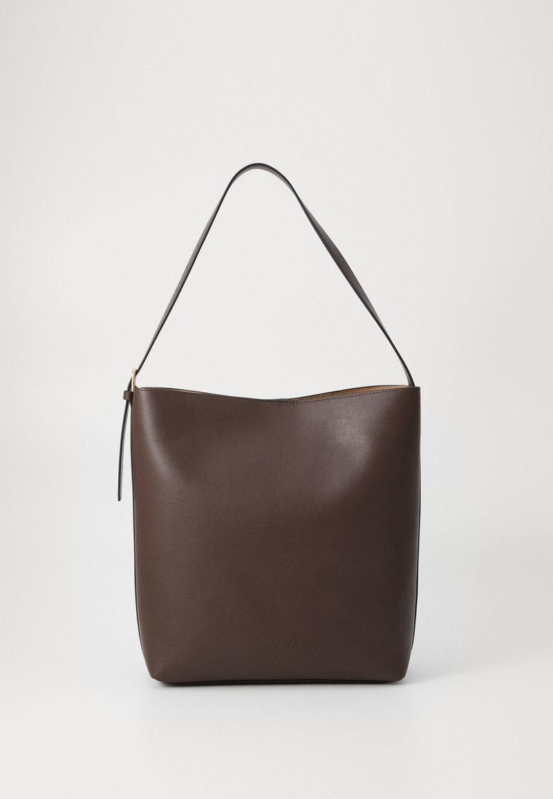Borsa a spalla in pelle marrone con una texture liscia, design minimalista e una sola tracolla. Presenta un logo discreto sul davanti.