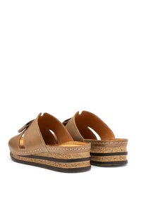 Brązowe skórzane sandały na koturnie z wycięciami i korkową platformą. Cechują się gładką fakturą oraz dwukolorową, warstwową podeszwą.