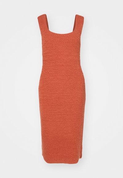 Κόκκινο-καφέ φόρεμα ως το γόνατο, κατασκευασμένο από υφασμάτινη υφή με τετράγωνη λαιμόκοψη και εφαρμοστή γραμμή. Λείος επιφάνεια χωρίς επιπλέον λεπτομέρειες.