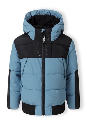 Doudoune enfant avec capuche, bleue avec épaules, bas des manches et ceinture noirs, dotée d'une fermeture éclair devant et d'un tire-zip imprimé.