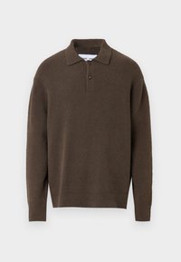 Καφέ πλεκτό πουλόβερ με γιακά, εμπρόσθιο άνοιγμα με δύο κουμπιά και ριμπ μανσέτες και τελείωμα. Μαλακή υφή, άνετη εφαρμογή.