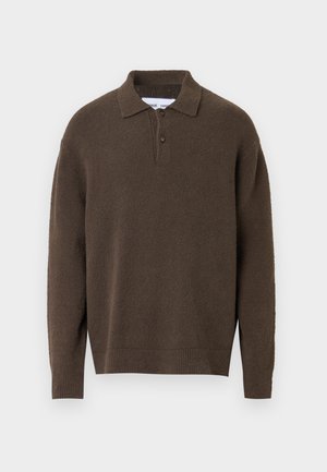 Καφέ πλεκτό πουλόβερ με γιακά, εμπρόσθιο άνοιγμα με δύο κουμπιά και ριμπ μανσέτες και τελείωμα. Μαλακή υφή, άνετη εφαρμογή.