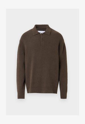 Brun strikket genser med krage, to knapper i åpning foran, og ribbestrikkede mansjetter og nederst på genseren. Myk tekstur, avslappet passform.