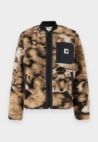 Chaqueta de sherpa marrón y negra con cremallera frontal, cuello acanalado y bolsillo en el pecho izquierdo hecho de tela negra contrastante.