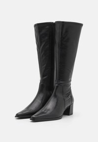 Bottes noires en cuir, montant jusqu'au genou, avec un bout pointu, un talon carré, et une fermeture éclair sur le côté pour un enfilage facile. Texture lisse et design épuré.