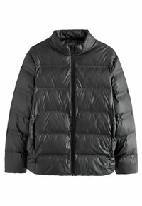 Chaqueta acolchada negra con un alto cuello, diseño de acolchado horizontal y cremallera frontal de longitud completa. Fabricada con un material brillante y suave.