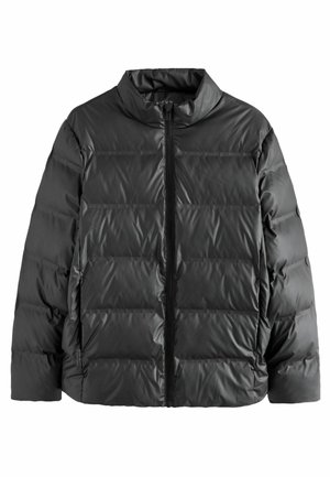 Giacca a vento nera con collo alto, design a righe orizzontali e zip frontale a tutta lunghezza. Realizzata in un materiale lucido e liscio.