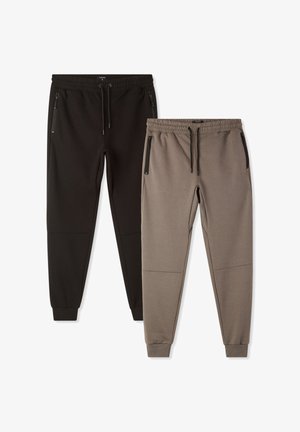 Due paia di pantaloni sportivi: uno nero e uno grigio scuro. Entrambi presentano fianchi elasticizzati, tasche con zip e caviglie affusolate con una texture liscia.