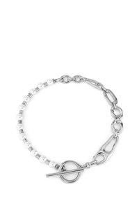 Pulsera de cadena de plata con cuentas blancas, eslabones ovalados y un cierre de palanca. Textura suave con un diseño alternando cuentas y cadena.