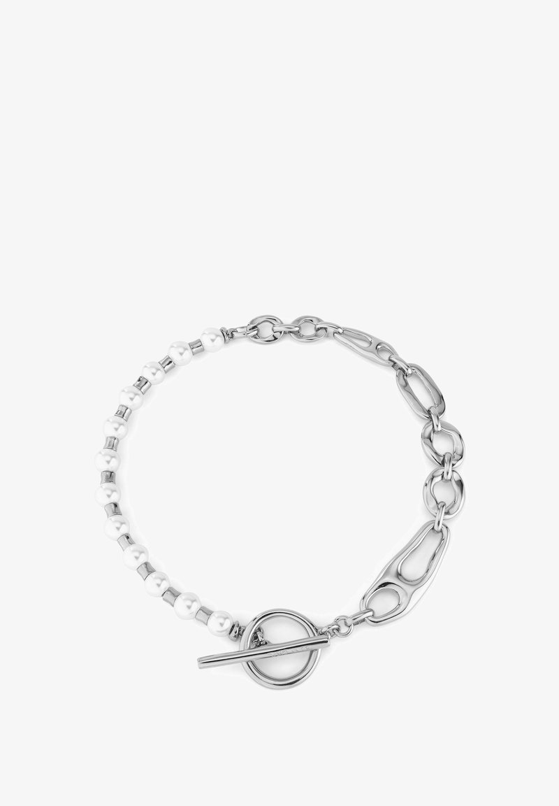 Pulsera de cadena de plata con cuentas blancas, eslabones ovalados y un cierre de palanca. Textura suave con un diseño alternando cuentas y cadena.