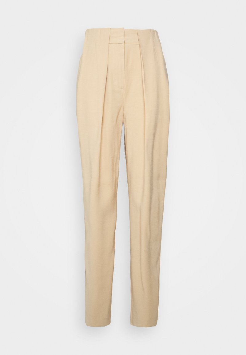 Calças beje de cintura alta com pregas frontais, pernas ajustadas e um tecido leve, apresentando uma textura suave e linhas limpas.